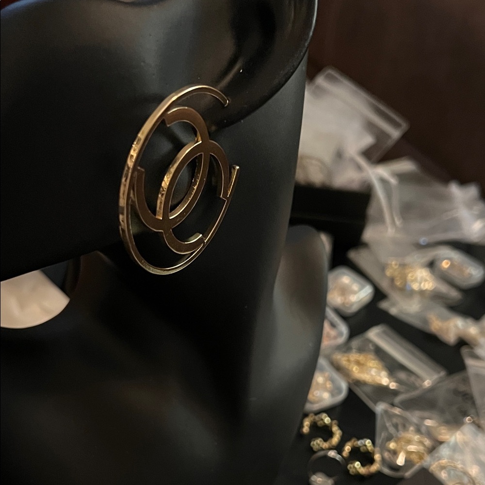 Gold Interlocking Circle Hoop Earrings - Luxury Designer Style - Picture 2 of 3